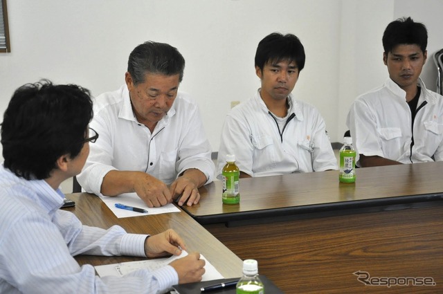 新和自動車(東広島市)で行われた、R-M ベストペインターコンテストの座談会