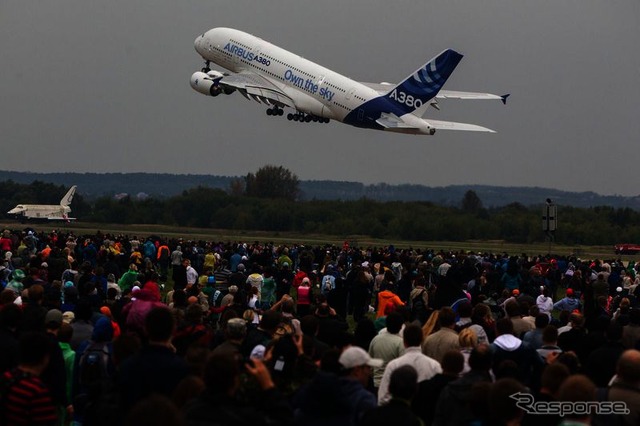 MAKS航空ショーで飛行ディスプレイを行うA380
