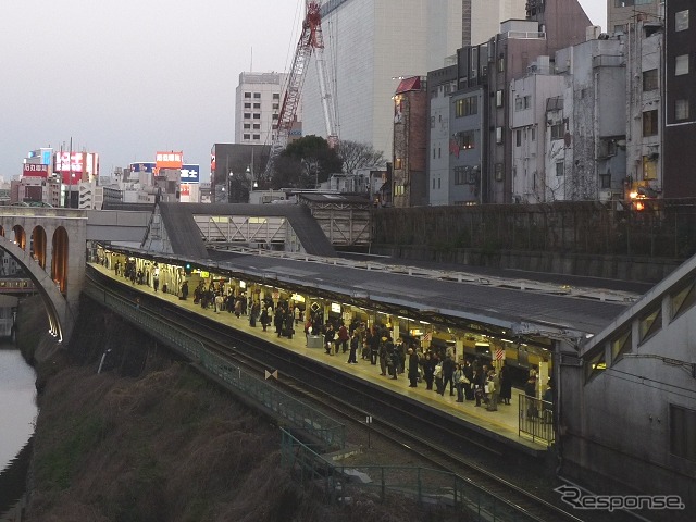 改良工事に着手する前の御茶ノ水駅ホーム(2009年2月)。現在は御茶ノ水橋口とホームを結ぶ階段(右)の車いす用昇降機が唯一のバリアフリー設備となっている。