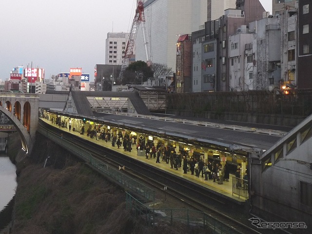 改良工事に着手する前の御茶ノ水駅ホーム（2009年2月）。現在は御茶ノ水橋口とホームを結ぶ階段（右）の車いす用昇降機が唯一のバリアフリー設備となっている。