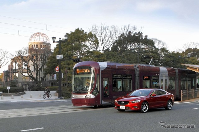 路面電車~自動車間通信による安全支援システムのデモンストレーションが10月に広島で実施される。写真は広島電鉄1000形とマツダ・アテンザASV-5。