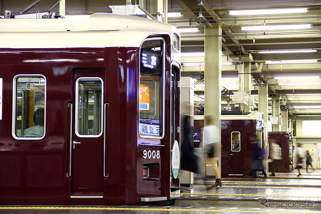 阪急電鉄の電車。同社と阪神、大阪市交通局が共同で9月7日からスタンプラリーを開催する