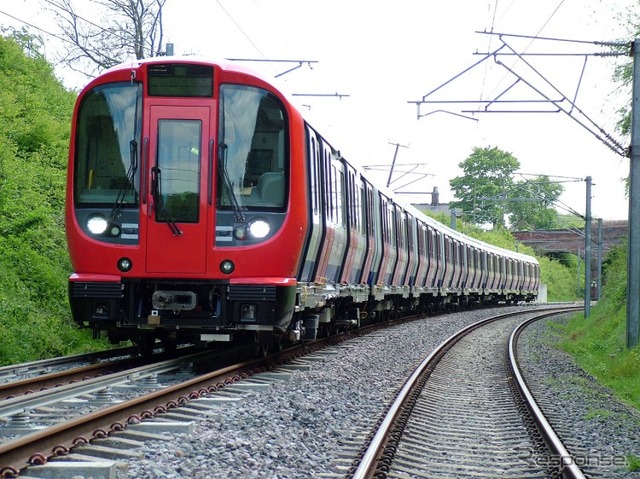 ロンドン地下鉄のS形電車。初の冷房車としてサークル線でも運転を開始した。