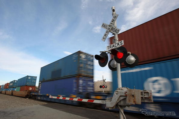 米で運行されているコンテナ2段積みの貨物列車