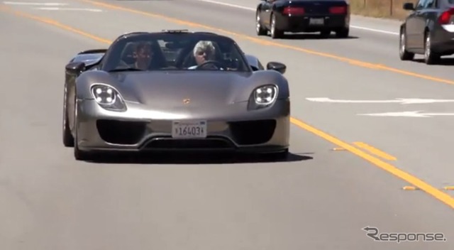 ポルシェ918スパイダーに試乗するジェイ・レノ氏