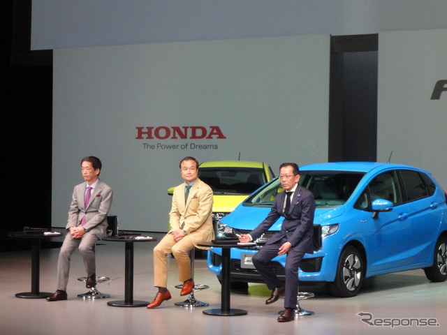 ホンダ フィット新型発表のようす(左が峯川専務)
