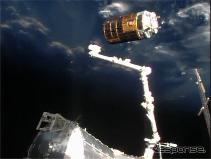 SSRMSから放出された「こうのとり」4号機(出典:JAXA/NASA)