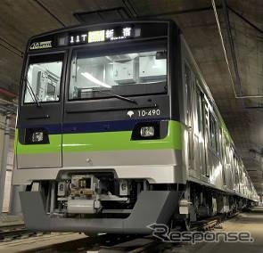 10-300形3次車の外観。従来の10-300形に比べヘッドライトの形状が異なるなどの違いが見られる。