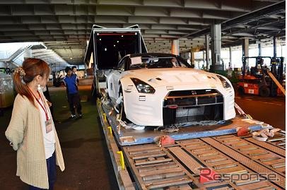 成田空港でレースカー専用運搬車両へ積み替えられるGT-R ニスモ GT3