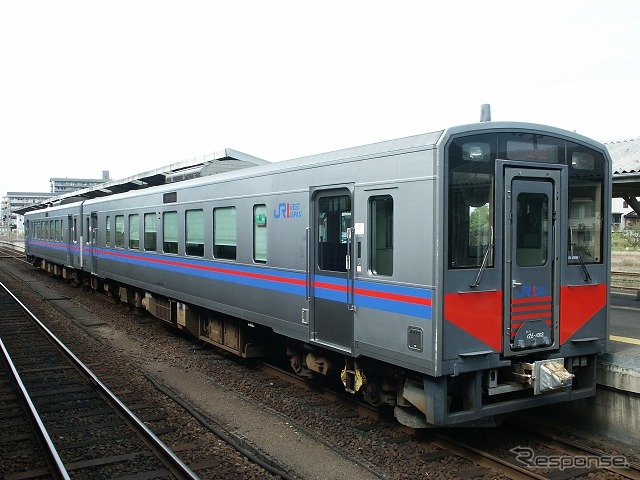 JR西日本は同社エリアの普通列車を1日自由に乗り降りできる「鉄道の日記念　JR西日本一日乗り放題きっぷ」を発売。写真は快速「とっとりライナー」で運用されているキハ126系。