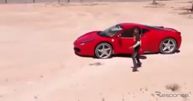 リビアで撮影されたフェラーリ458イタリアと少年の映像