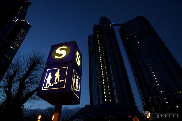フランクフルトの足「Sバーン」の入口を示すサイン。「S」のマークが目印