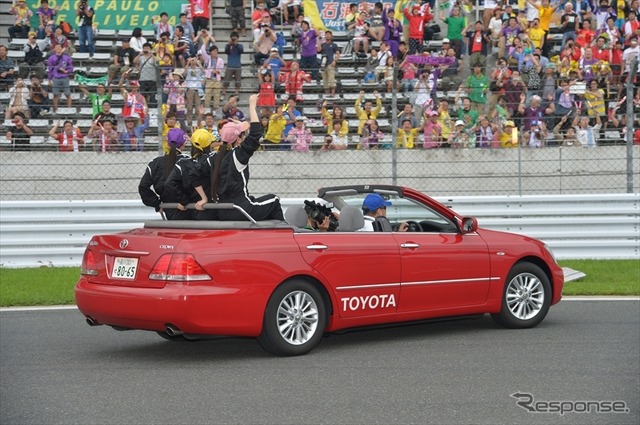 ももクロ、痛車でサーキット体験…日本一速い男の運転に「すごくよい感じ」