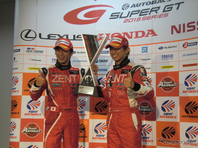 GT500今季初優勝の立川祐路（左）と平手晃平。