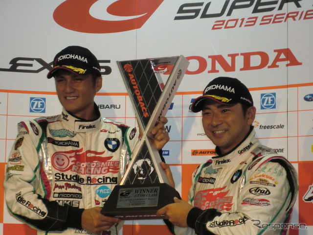 GT300優勝の谷口信輝(左)と片岡龍也。
