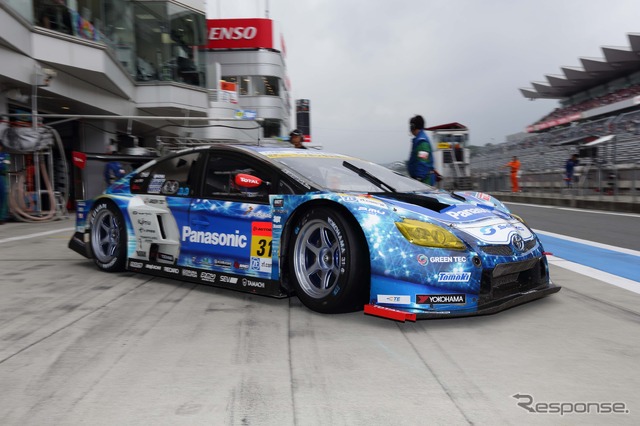 GT300決勝2位はaprチームのプリウス。写真:TOYOTA