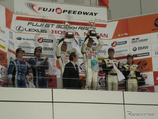 GT300クラスの表彰式。左から2位の嵯峨、新田、優勝の片岡、谷口、3位の細川、山西。