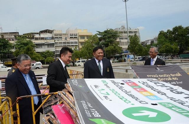 バンコク都庁、違法な屋外広告３０００枚撤去