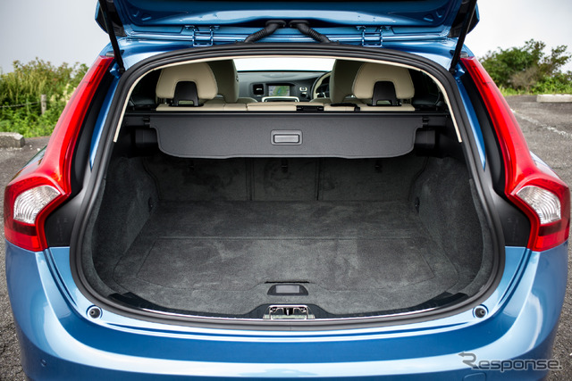 ボルボ V60 T6 AWD