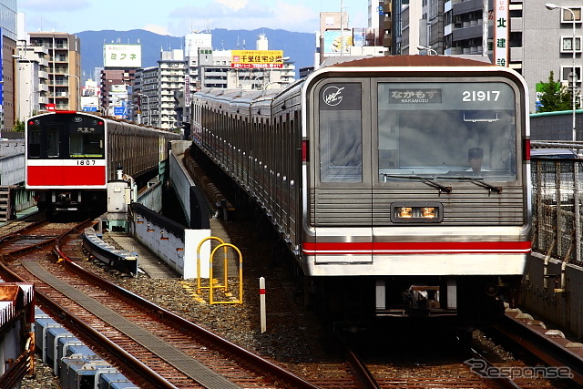 現在の御堂筋線で運行されている10系（左）と21系（右）。ラッピングは10系に施される。