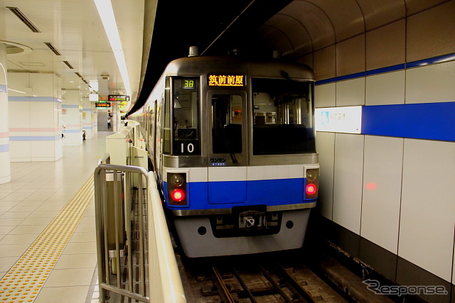 9割超の駅で業務を民間委託する方針を発表した福岡市交通局。写真は福岡空港駅に停車中の1000系。