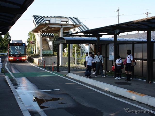 2012年8月の気仙沼線BRT開業当初から専用道が整備されていた陸前階上駅。鉄道時代のホームや跨線橋も残っている。