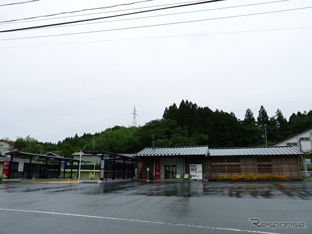 気仙沼線BRTの開業に合わせて改修された本吉駅の駅舎。4月からは専用道と一般道の結節点となり、BRTのホームが駅舎の脇に整備された。