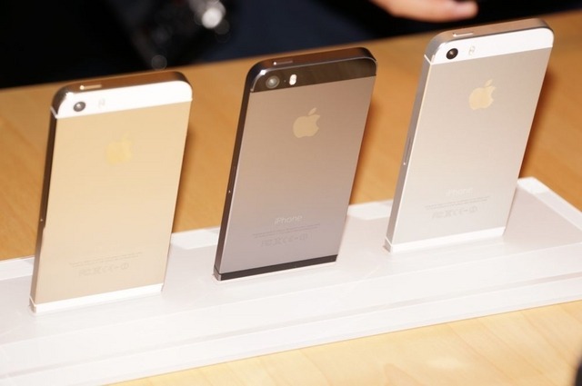 iPhone5sの背面は、スペースグレー、シルバー、ゴールドの3色、金色のモデルはシャンパンゴールドで控えめな印象。