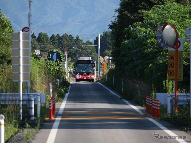 運行開始から1年が経過した気仙沼線BRT。線路敷地を活用したバス専用道を走る。