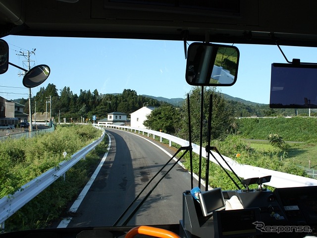 専用道を進むバス。単線の気仙沼線の線路敷地をそのまま改築したため1車線分の幅しかないが、一般車が進入しないため渋滞に巻き込まれることはない。