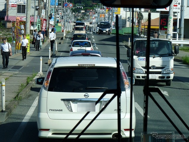 南気仙沼駅付近の一般道ではのろのろ運転となった。専用道をさらに増やして所要時間の短縮や定時性の向上を図れるかどうかが今後の課題だ。