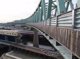 JR東日本は首都圏の3路線で防風柵の追加設置を行う。写真は橋りょうに設置された防風柵