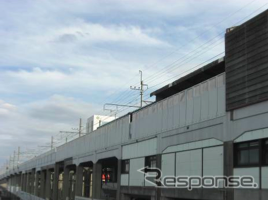 JR東日本は首都圏の3路線で防風柵の追加設置を行う。写真は高架区間に設置された防風柵