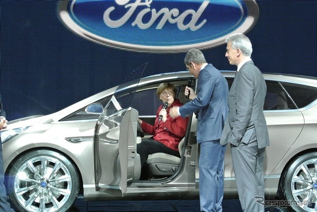 フォード・ブースを訪問したメルケル首相