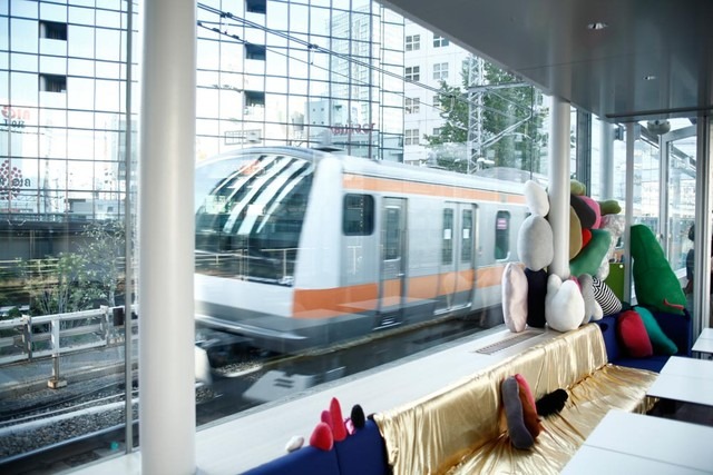間近を中央線列車が通過する