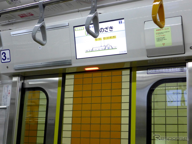 都営新宿線で運転を開始した新型車両、10-300形3次車。ドア開閉時には赤い表示灯が点滅する