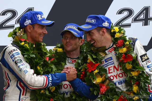 ルマン24時間で総合2位となった8号車のクルー。左からサラザン、デビッドソン、ブエミ。写真:TOYOTA