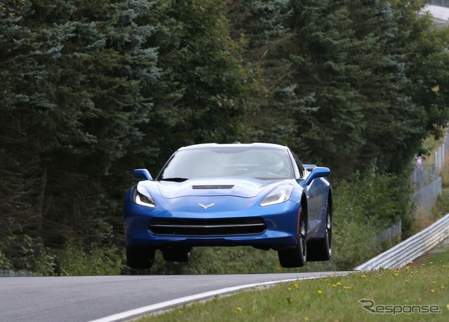 ドイツ・ニュルブルクリンク北コースで走行テストを行う新型シボレーコルベット