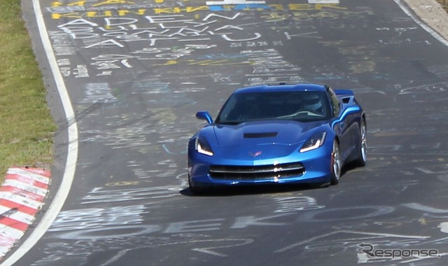 ドイツ・ニュルブルクリンク北コースで走行テストを行う新型シボレーコルベット