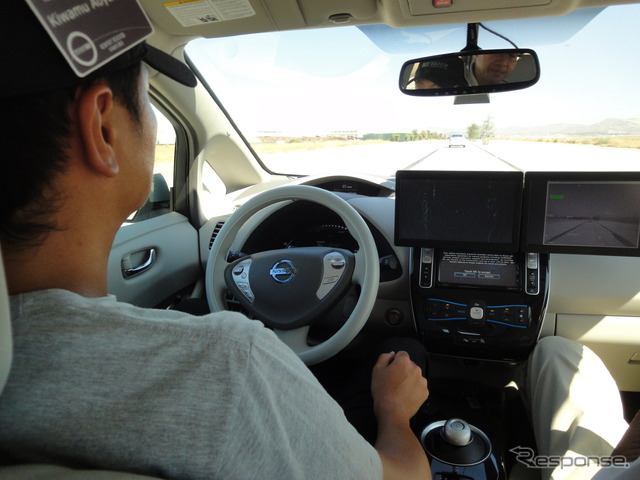 日産 自動運転車の運転席 (米国カリフォルニア州)