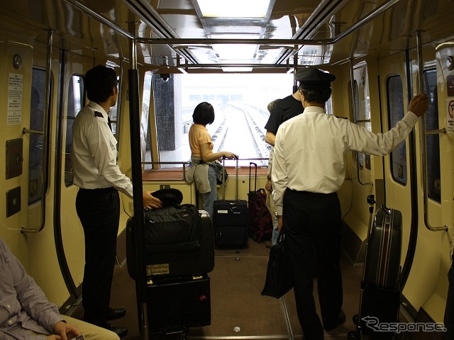 シャトルシステムの車内。本館~サテライト間279mを最高速度32km/h、片道約70秒で走行する。