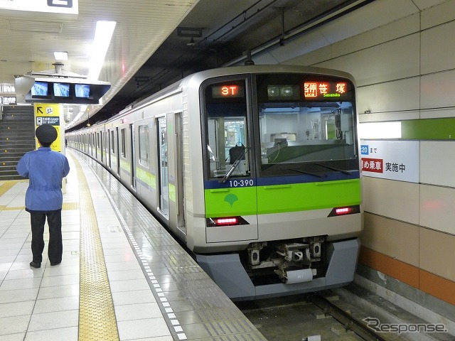 都営新宿線の終点・本八幡駅で発車を待つ笹塚行きの列車。当初の計画ではここで折り返さず、北千葉線に乗り入れて千葉ニュータウンまで運転されるはずだった。