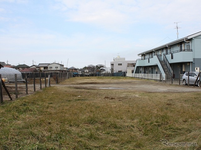千葉県営鉄道北千葉線の建設用地として確保されていた鎌ヶ谷市北中沢の空き地。1978年に建設計画が凍結されて以降、具体化に向けた動きはほとんど見られなかった。