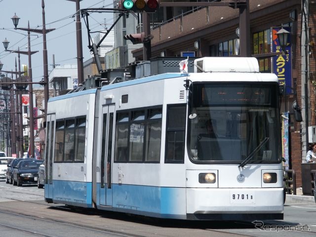 熊本市内の中心で運行されている熊本市電。ICカードは西鉄が展開しているニモカのシステムを採用する予定。