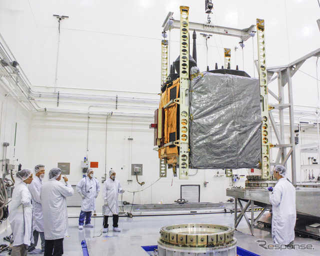 運搬装置に移されるGPS IIF-5人工衛星