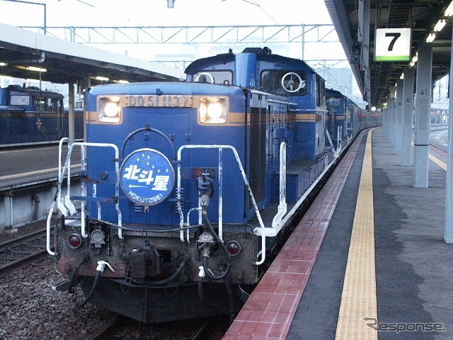 寝台特急『北斗星』。札幌~函館間では写真のDD51形ディーゼル機関車が2両で客車をけん引している。