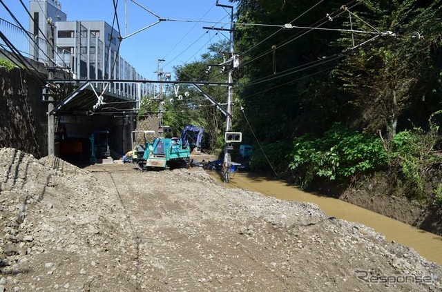 京津線と国道1号の交差部の状況（大谷駅側から）。架線柱の上部がかろうじて姿を見せている。