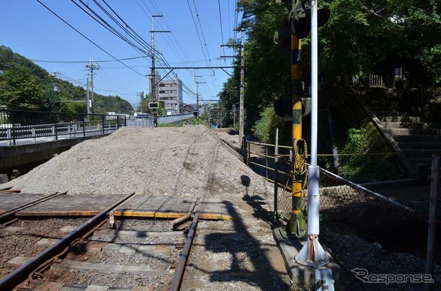 吾妻川から流入した土砂が堆積して軌道を埋めている。復旧作業は順調に進めば9月21日の予定。