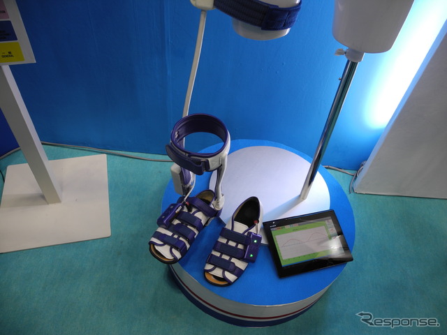 安川電機の足首アシスト歩行装置（国際福祉機器展2013）