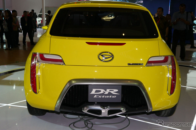 真後ろからのスタイリングはこれまでの日本車にはないようなカッコ良さ!